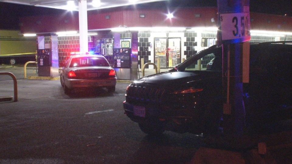 UPDATE: Coroner identifies man shot to death outside west Louisville convenience store